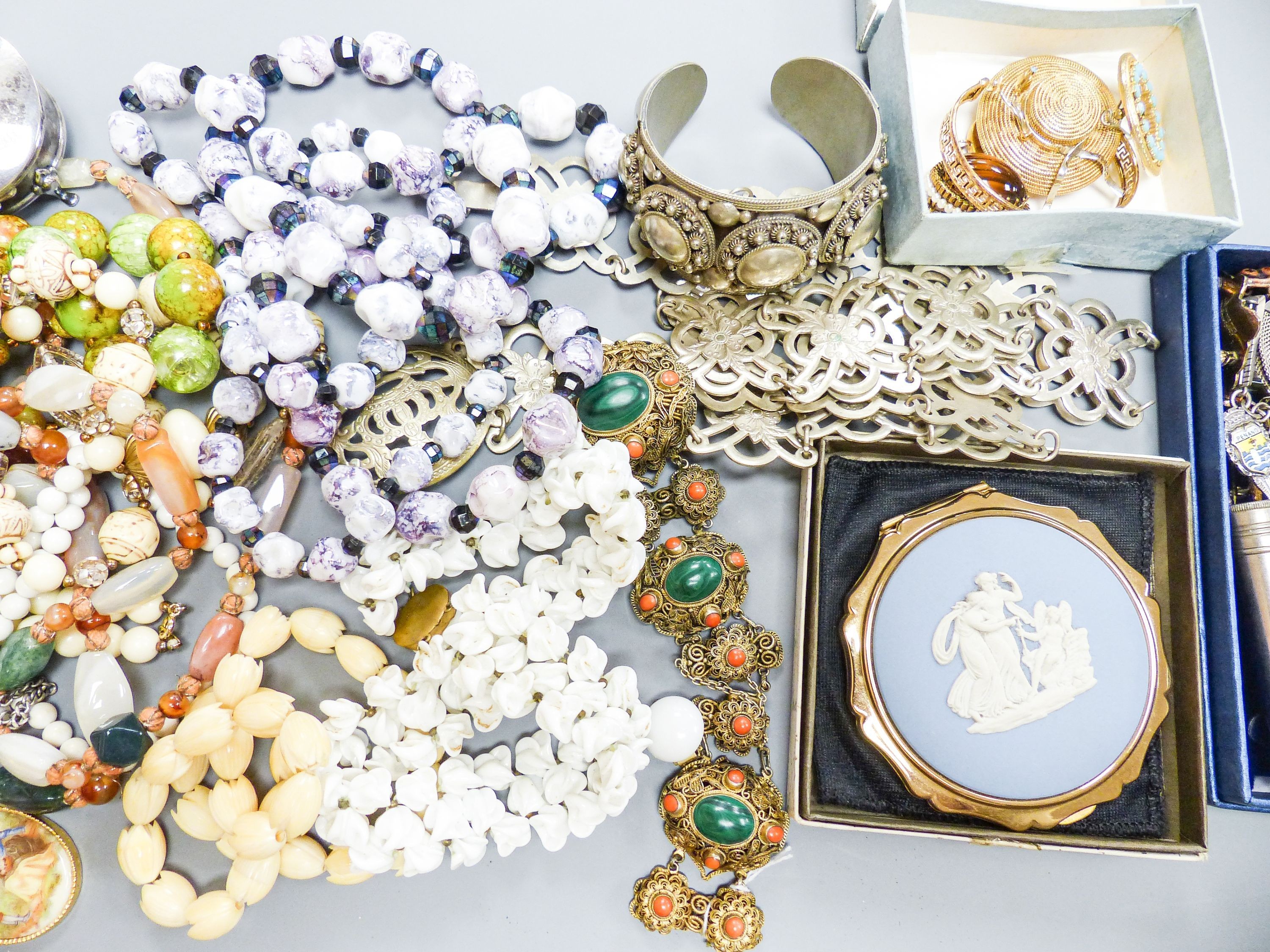 Assorted costume jewellery, including a malachite and coral set filigree bracelet.